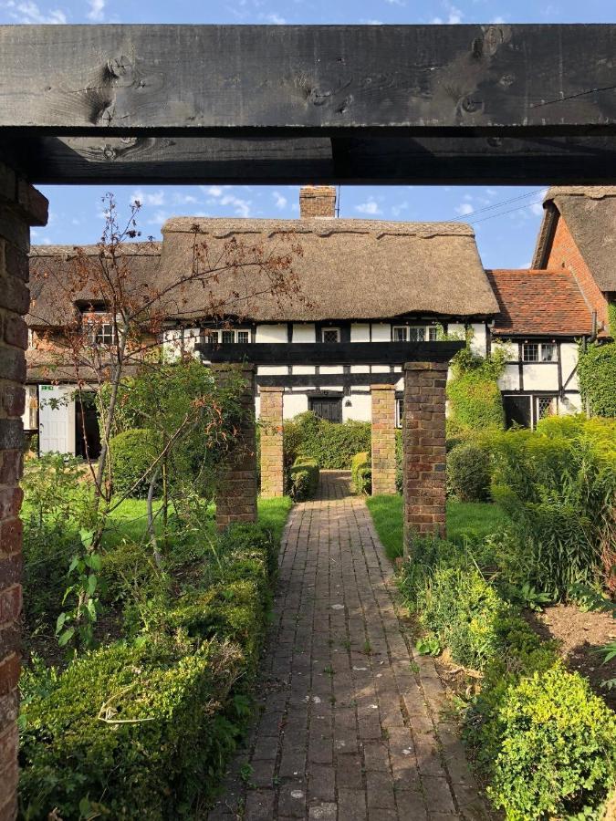 Old Hunters Lodge Whipsnade Limited Екстериор снимка